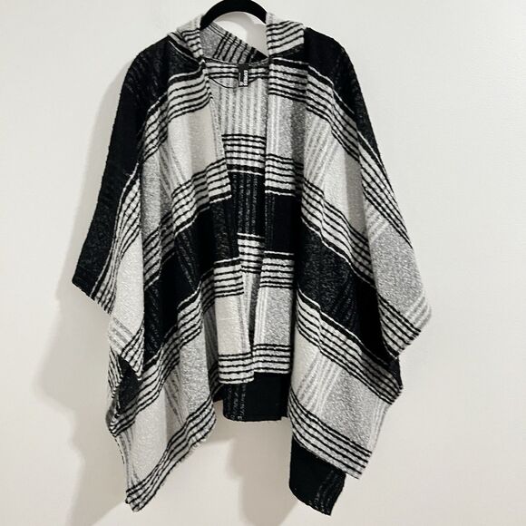 Express Plaid Hooded Poncho One Size Black White Lines Cottage Country Travel - Picture 1 of 7